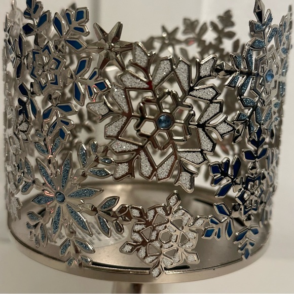 BATH & BODY WORKS GLITTERY SILVER BLUE SNOWFLAKES 3 WICK PEDESTAL CANDLE HOLDER - Picture 4 of 7